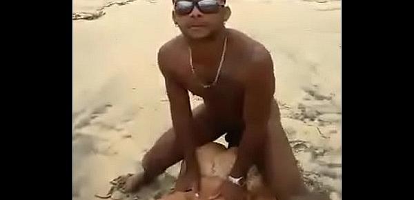  pescador sortudo filho da puta comeu a morena e albina no meio da praia